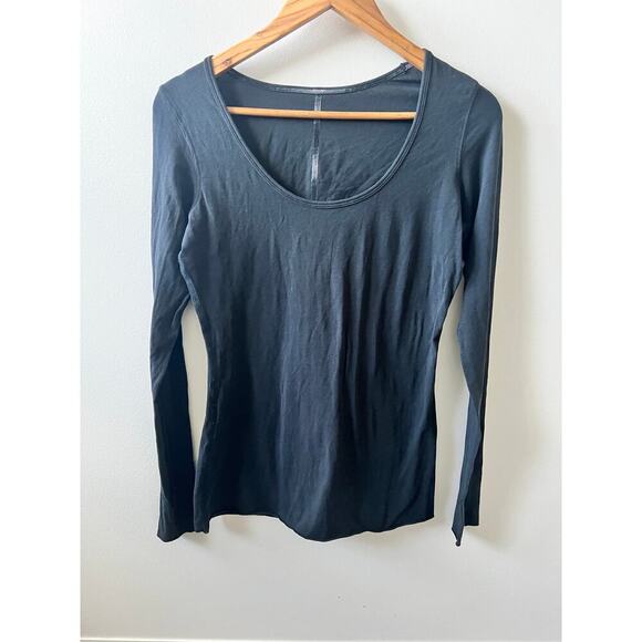 Lululemon black long sleeve shirt not sure on size - Picture 1 of 5